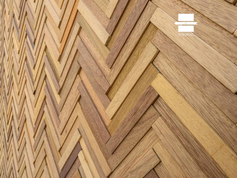 Murmure Espiga – Revêtement mural en bois Meranti huilé aspect chêne – Réf. SP140